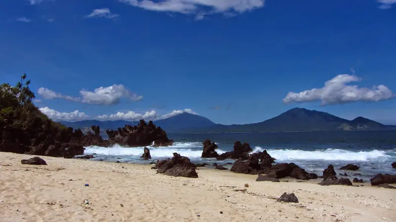 Pantai Oyang Barang di Pulau Adonara