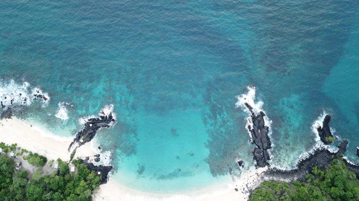 Pantai Pasir Putih Watotena