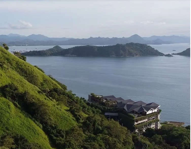 pemandangan labuan bajo dari ketinggian