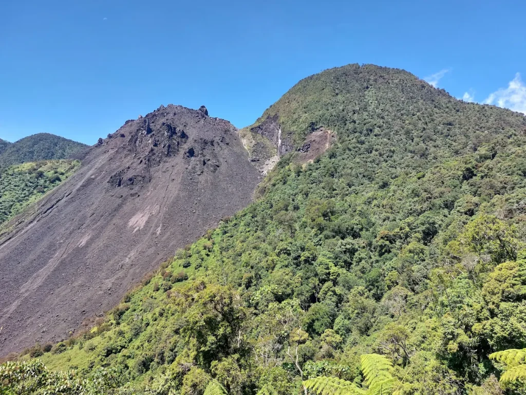 Gunung Ranaka di Manggarai