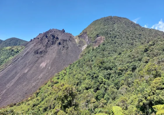 Gunung Ranaka di Manggarai