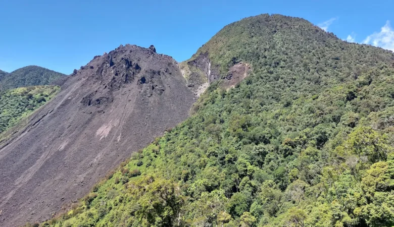 Gunung Ranaka di Manggarai