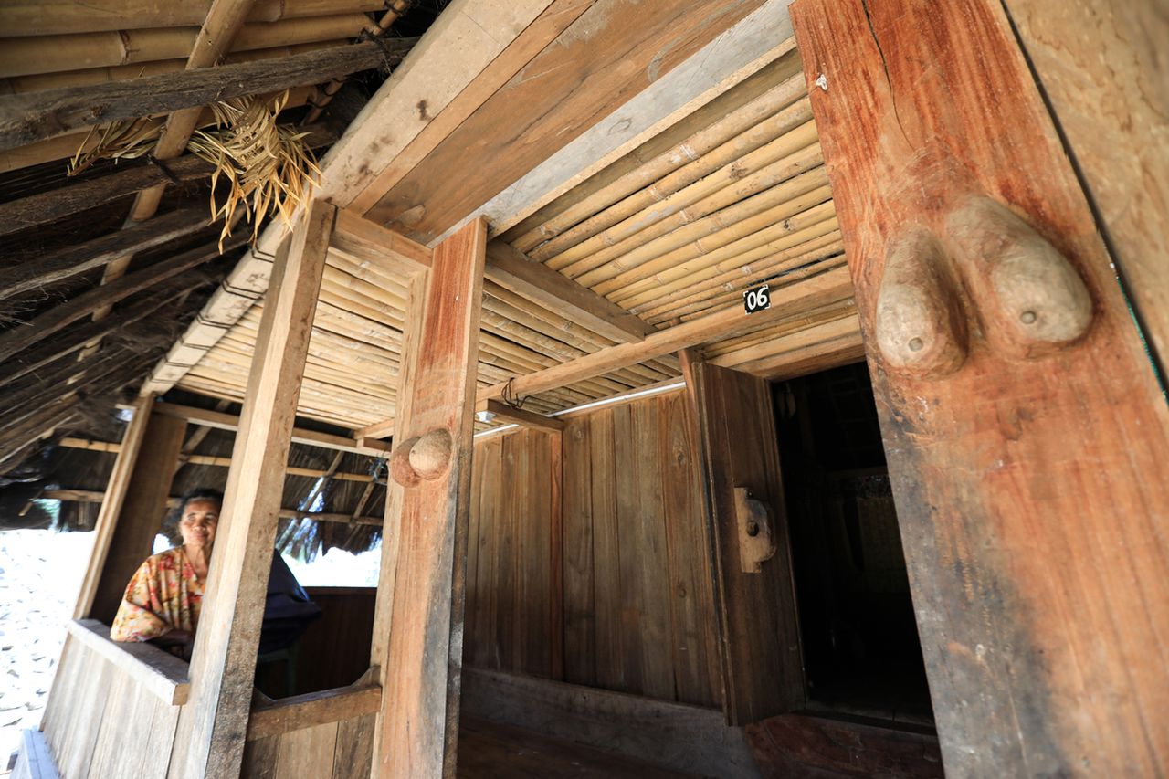 eksterior rumah kampung adat wologai